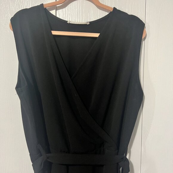 Sophisticated BLACK Jumpsuit with V-Neck and Fitted Waist - Picture 5 of 5